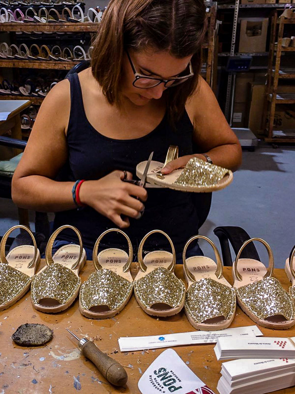 Crafstwoman working on glitter avarcas at the PONS workshop