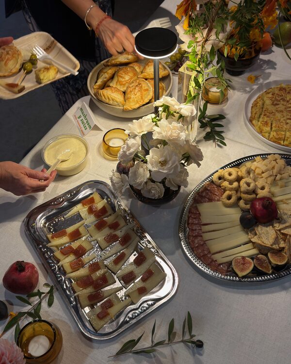 Flowers, food, and warm details at the Avarcas USA anniversary gathering